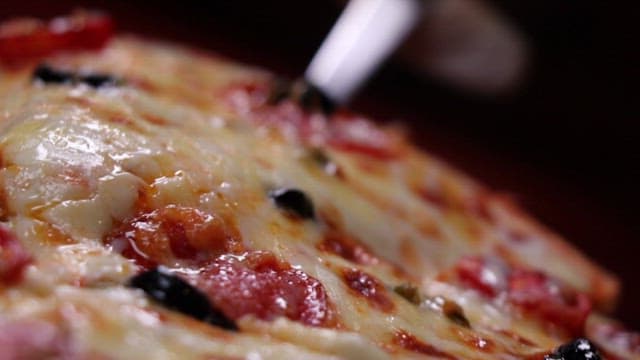 치즈가 늘어나는 뜨거운 피자 조각의 클로즈업