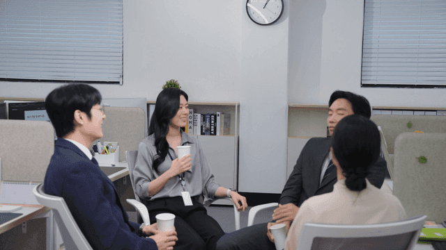 사무실에서 캐주얼한 회의 중인 직원들