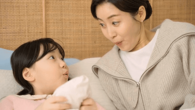 엄마와 딸이 즐거운 순간을 나누는 모습