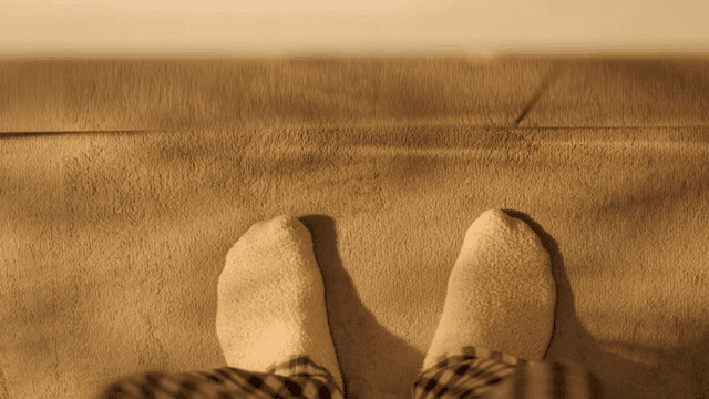 부드러운 카펫 위에서 리듬 타는 발