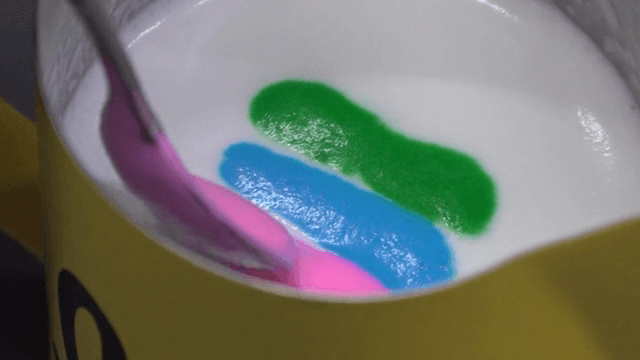 컬러풀한 라떼 아트 제작