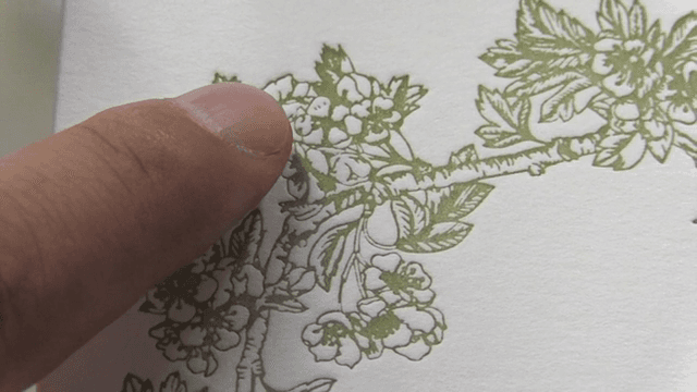 꽃 그림을 만지는 손가락