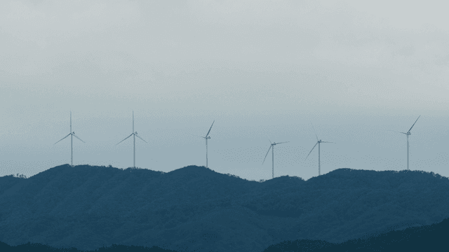 산등성이의 풍력 터빈