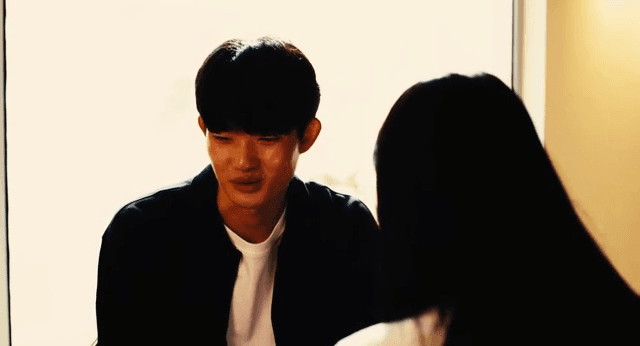 대화를 하다가 남성의 머리를 한 대 때리는 여성