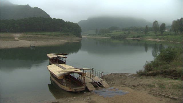 안개 낀 산들로 둘러싸인 고요한 동강