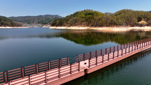 푸른 산으로 둘러싸인 아름다운 호수