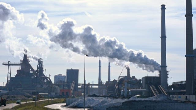 연기가 나오는 공장 굴뚝