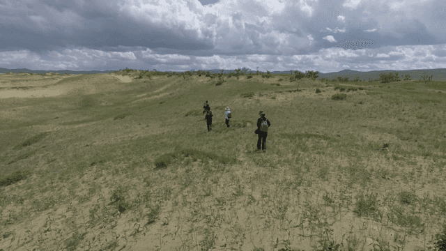 넓은 초원에서 걷는 사람들