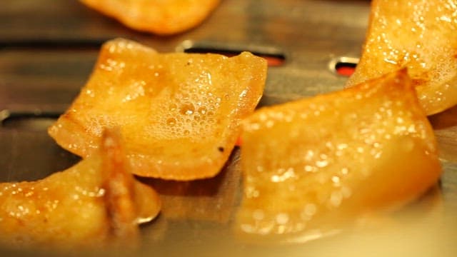 불판에 구워지는 돼지껍데기