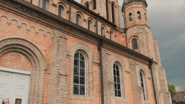 아치형 창문이 있는 역사적인 성당