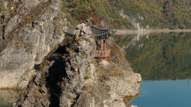 바위 절벽 위의 전통 정자