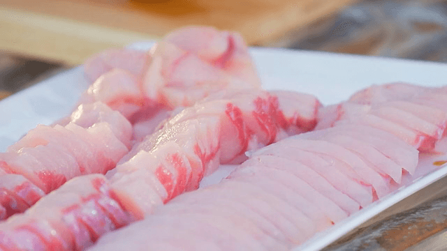 흰 접시에 신선한 회