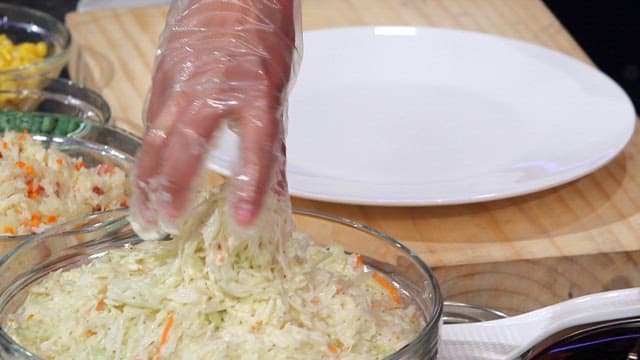 접시에 코울슬로 준비하기