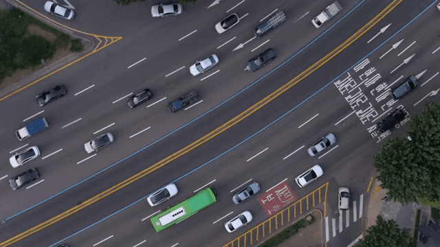 여러 대의 차량으로 붐비는 도로