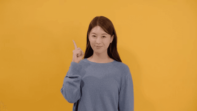 무언가를 깨닫고 검지 손가락을 치켜든 긴 머리 여성