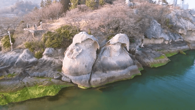 고요한 강가의 바위 형상
