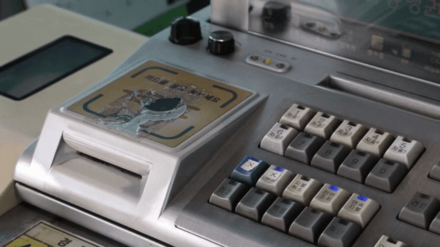 버튼이 있는 티켓 기계의 근접 촬영