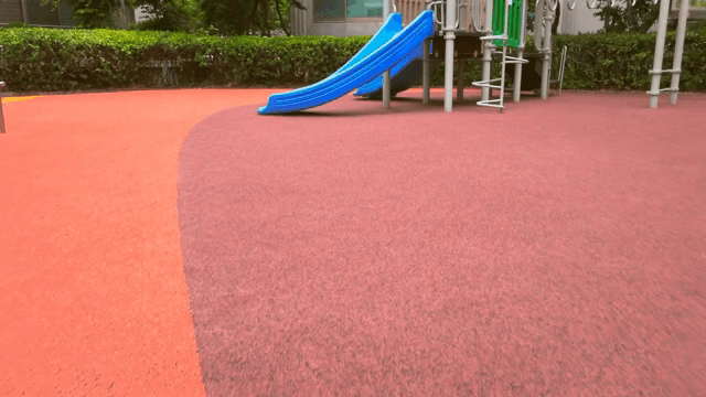파란색 미끄럼틀이 있는 빈 놀이터