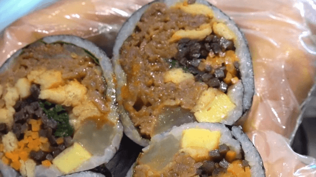 다양한 재료가 들어간 김밥