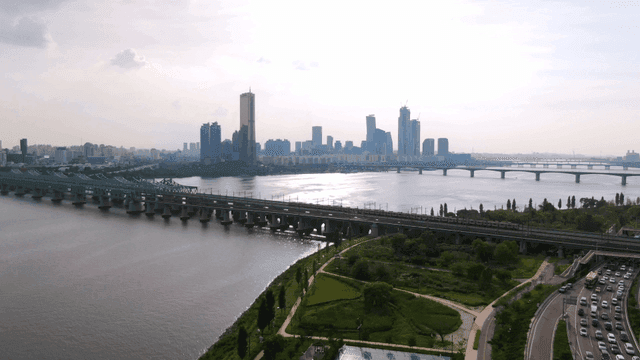 강과 다리가 있는 도시 스카이라인