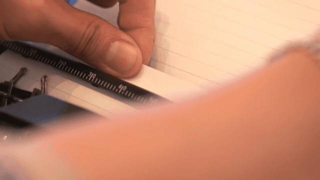 타자기에 종이를 조정하는 손