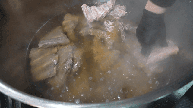 Boiling beef rib soup in large pot