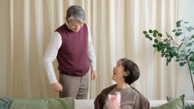 여성에게 꽃을 선물하는 노신사