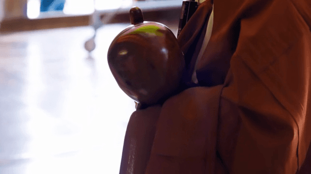 목탁을 두드리는 승려의 손