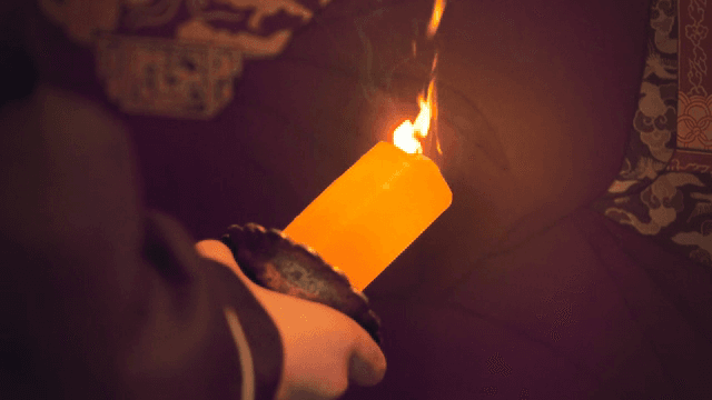 실내에서 촛불을 든 손