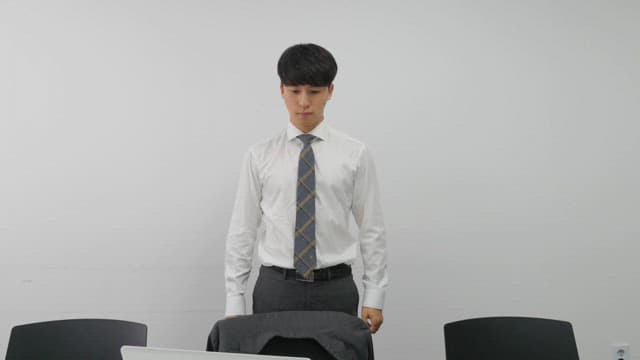 회의실에서 정장을 입고 있는 회사원