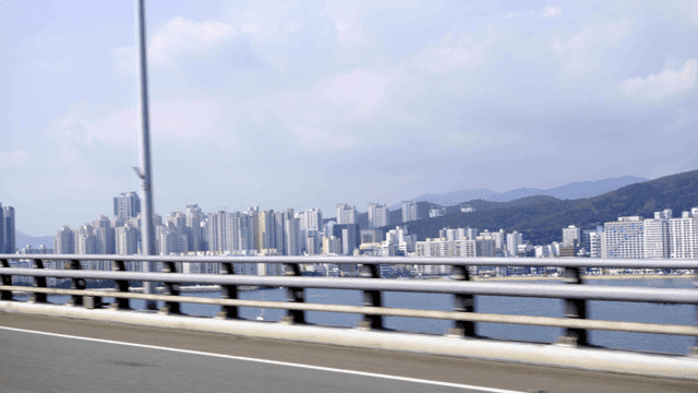 다리 위에서 본 도시 스카이라인