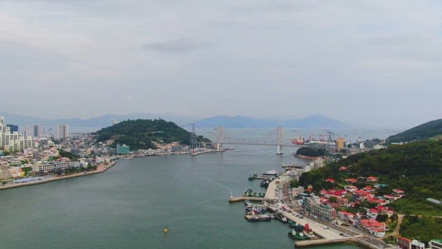 다리와 산이 있는 해안 도시