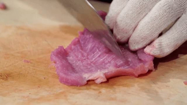 나무 도마 위에서 생고기 썰기