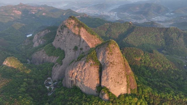 새벽녘에 녹음이 우거진 높은 산봉우리