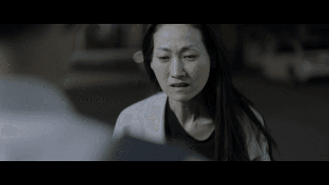 어두운 거리에서 학생을 붙잡는 여성