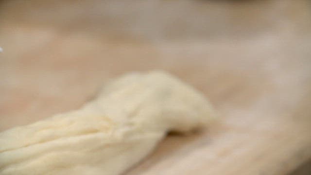 손으로 반죽을 준비하고 자르는 모습