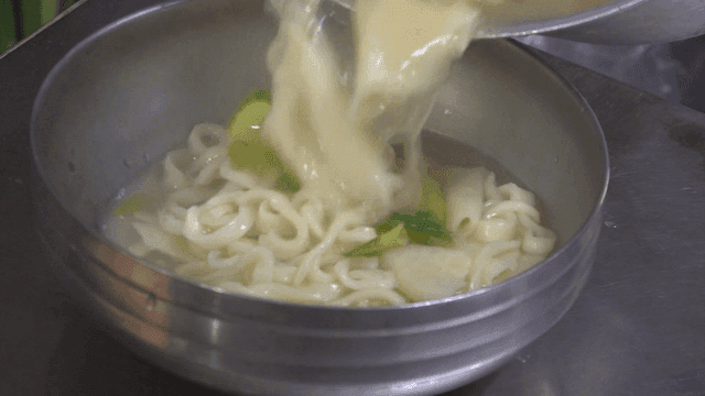 Metal bowl filled with hot kaljebi