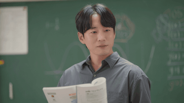 교실에서 수업하는 선생님