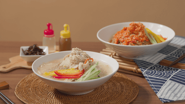 야채가 들어간 한국식 시원한 초계면과 비빔면