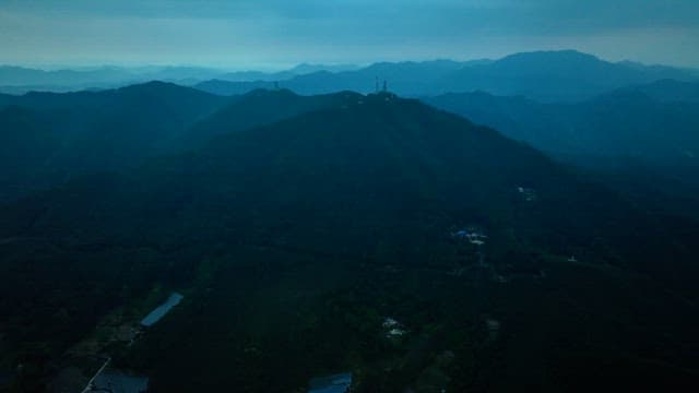 구름 낀 하늘 아래 광활한 산맥