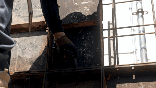 금속 프레임을 조립하는 작업자