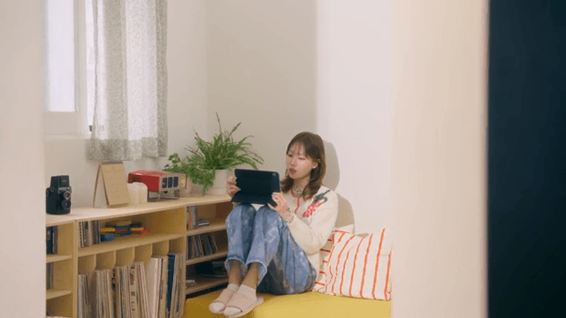 아늑한 방에서 태블릿을 사용하는 여성