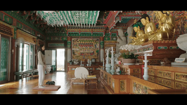 전통 사찰에서 기도하는 여성