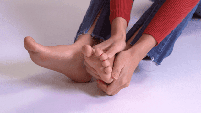 발을 마사지하는 사람