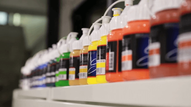 선반 위의 다양한 색상의 물감 병들