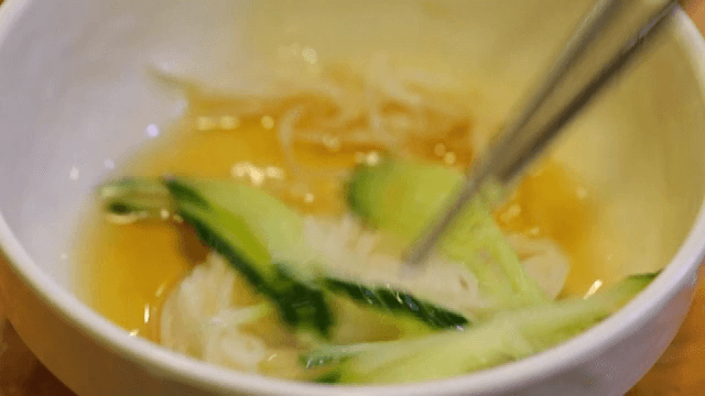 오이와 무가 올려진 냉면