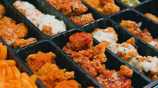 다양한 한국식 치킨이 담긴 트레이