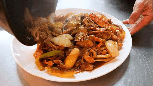 접시에 부어지는 해물 찜닭