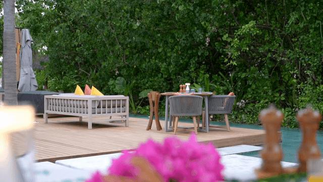 가구와 녹지가 있는 야외 테라스