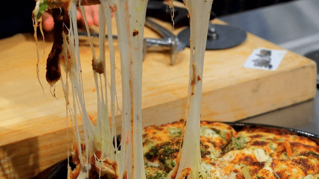 치즈가 늘어나는 피자 조각